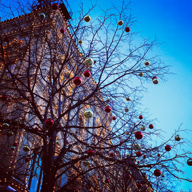 Дерево, украшенное новогодними шарами, ГУМ, Красная площадь