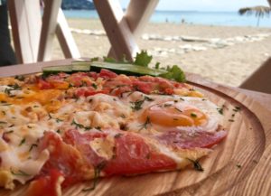 Яичница с помидорами в пляжном кафе