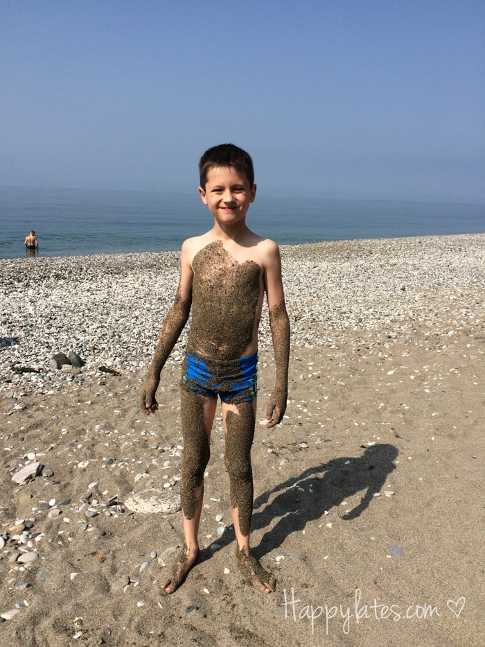 Черное море, мальчишка на пляже