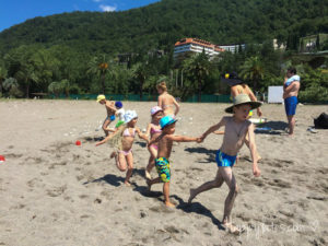 Дети на пляже в Абхазии