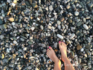 Босиком по гальке, галечный пляж в Гаграх