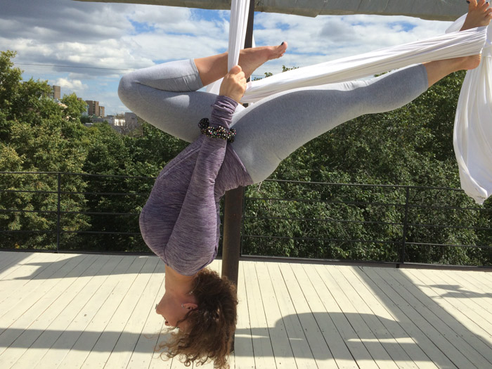 Антигравити на крыше Наркомфина, Москва. Мастер тренер Есения Симашкина