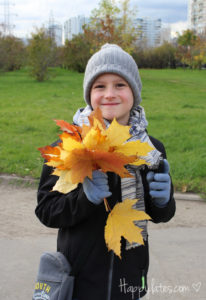 Димка с осенними листьями