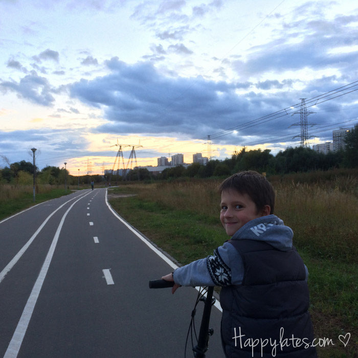 Велодорожка в парке 850 летия, подросток на велосипеде