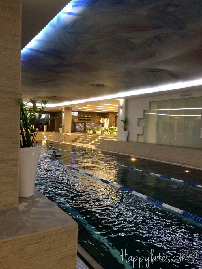 Бассейн в фитнес-клубе I love fitness