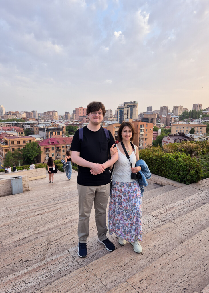 Молодой парень со своей мамой на фоне города Ереван, на ступенях Каскада