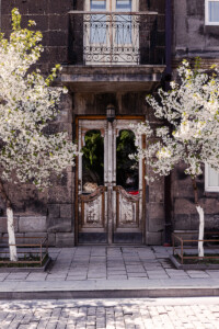 Старинные двери в Гюмри и цветущие вишни